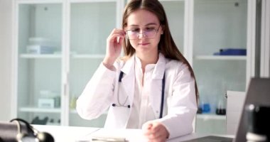 Stresli genç bayan pratisyen klinikte yoruldu. Tıp stajyeri tıbbi sorunları çözer ya da hastanede geçirdiği yorucu bir günden sonra kendini yorgun hisseder.