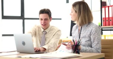 Projede birlikte çalışan gülümseyen meslektaşlar. Seo, stajyer doktorla ofiste iletişim kuruyor.