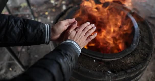 Τουριστικός Άστεγος Που Ζεσταίνει Χέρια Του Φωτιά Ακραία Ταξιδιωτική Έννοια — Αρχείο Βίντεο