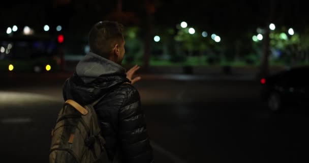 Adam Akşam Kentinde Sallıyor Tanışmanın Seyahat Etmenin Sevinci — Stok video