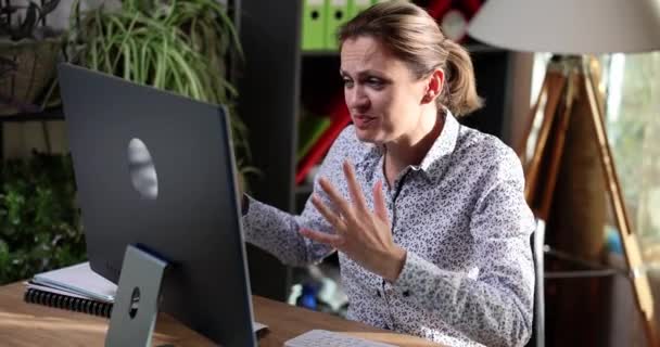 怒气冲冲的女商人看着电脑显示器 秘书经理对报告中的计算机故障或业务错误感到愤怒 — 图库视频影像