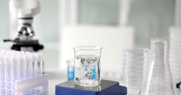 Transparentes Flüssiges Wasser Glaskolben Und Magnetische Wasseraufbereitung Magnetische Wasseraufbereitung — Stockvideo