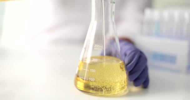 과학자들은 향수와 제품을 유리병에 붓는다 석유와 제품의 — 비디오