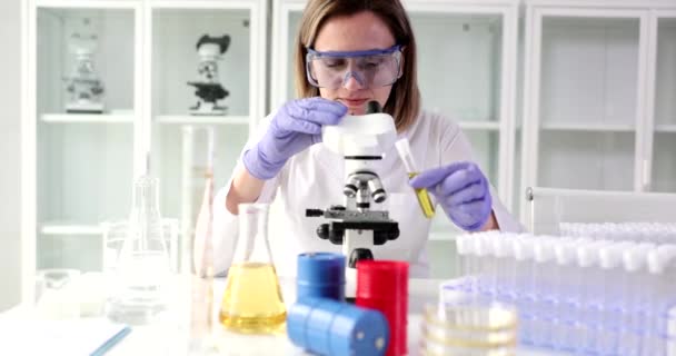 Kimyager Deney Tüpünü Yağ Ile Tutuyor Mikroskopla Araştırma Laboratuarına Bakıyor — Stok video