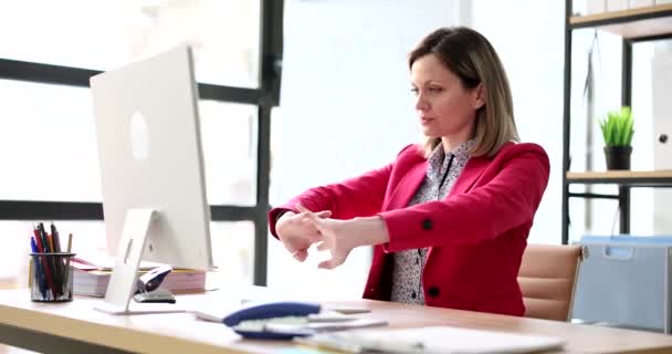 Kobieta Menedżer Wyciąga Ręce Pracuje Klawiaturze Komputera Sekretarz Wpisujący Klawiaturze — Wideo stockowe