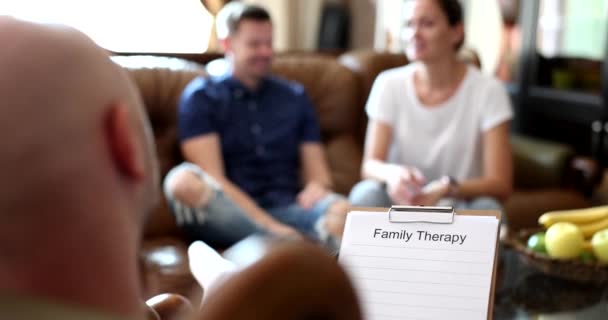 Małżeństwo Rozmawia Psychologiem Sesji Terapeutycznej Rozwiązywanie Problemów Rodzinnych — Wideo stockowe