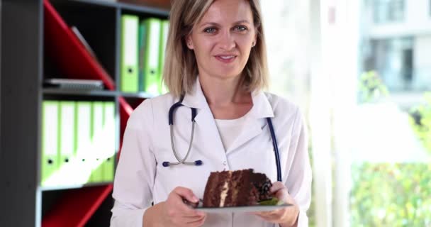 Glimlachende Voedingsdeskundige Houdt Bord Chocoladetaart Handen Gezonde Voeding Dieet Concept — Stockvideo