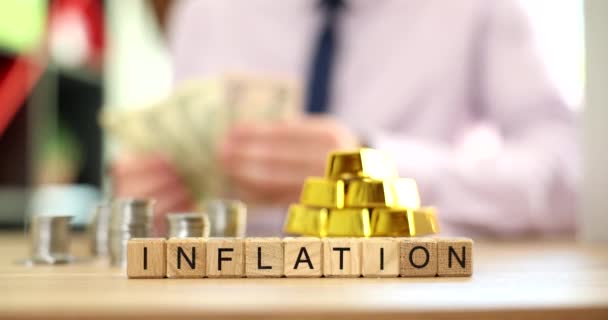 Inflación Con Barras Oro Pilas Monedas Dólares Mesa Persona Contando — Vídeos de Stock