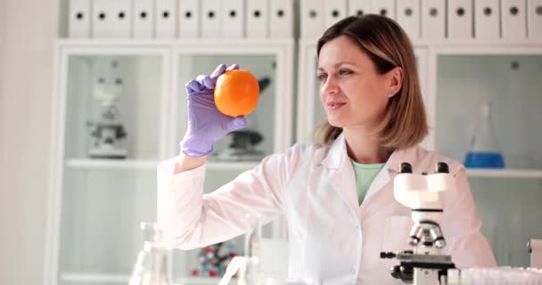 Wetenschapper Het Laboratorium Kijkt Naar Sinaasappelcitrusvruchten Close Productie Van Organische — Stockvideo