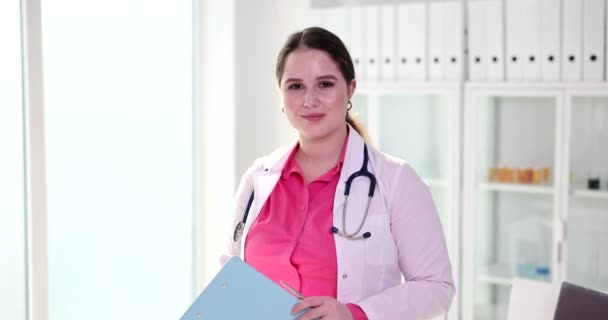 Porträtt Läkare Kliniken Ler Vänligt Och Erbjuder Handslag Som Hälsning — Stockvideo