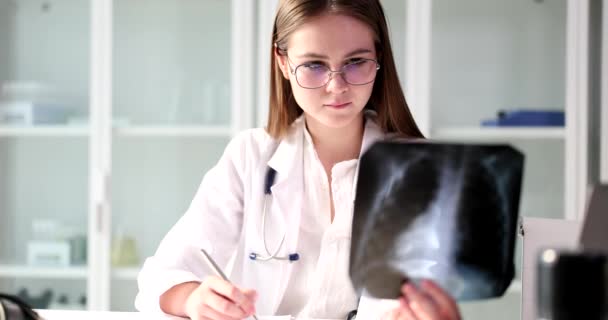 Terapeuta Cardiologista Realiza Raio Dos Pulmões Hospital Descrição Conceito Raio — Vídeo de Stock