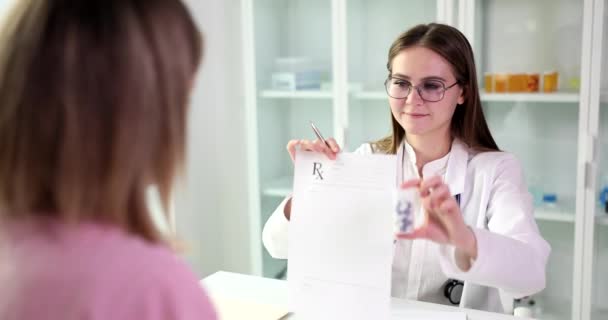 Läkaren Ger Recept Medicin Till Patienten Kliniken Närbild Utlämning Receptbelagda — Stockvideo