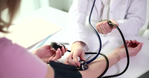 전문의는 진료소에서 환자의 혈압을 합니다 혈압을 측정하는 과정을 — 비디오