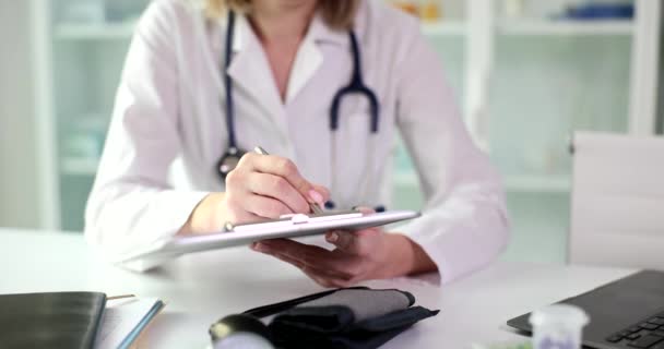 Médico Terapeuta Cardiologista Escreve Receita Para Paciente Clínica Tratamento Prescrito — Vídeo de Stock