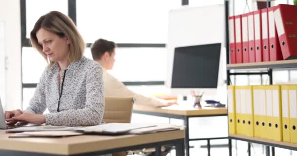 一个成功的微笑的商界女性在办公室使用笔记本电脑 在工作场所进行商务对话的来往公文 — 图库视频影像