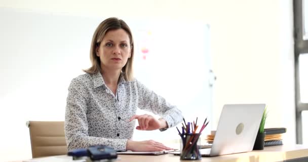 Ofisteki Kızgın Kadın Çıkmak Için Parmağını Gösteriyor Şten Çıkarma Kaybı — Stok video