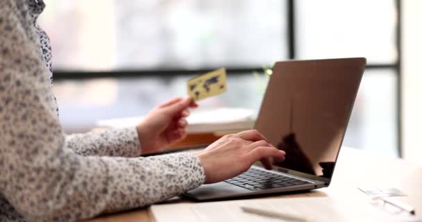 Manager Heeft Een Creditcard Toetsenbord Online Betalingen Online Geld Transfer — Stockvideo