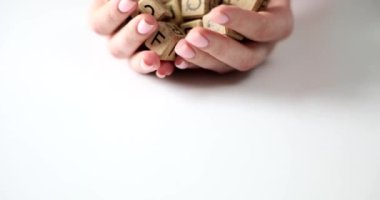 Alfabenin küpleri, yakın plan kadın ellerinde görülüyor. Yaratıcılık ve İngilizce öğrenme dilleri