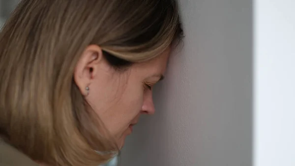Mulher Com Depressão Estresse Batendo Cabeça Contra Parede Casa Conceito — Fotografia de Stock