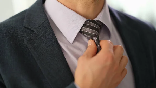 Empresario Traje Enderezando Corbata Camisa Con Primer Plano Mano Elegante —  Fotos de Stock