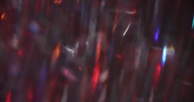 Karanlık arka planda parlayan neon ışıklarının dalgalanmaları. Hiper uzayda uçan ışıldayan ışınlar