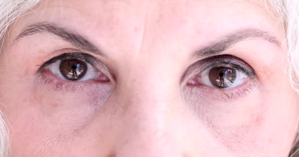 Olhos Castanhos Mulher Idosa Faz Exercício Relaxante Olhos Hipermetropia Astigmatismo — Vídeo de Stock