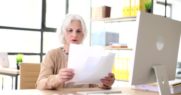 Femme Affaires Senior Confiante Travaillant Avec Ordinateur Portable Des Papiers — Video