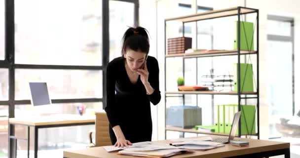 Stresli Kadını Memnun Olmayan Müşteriyle Telefonda Konuşuyor Sorunları Uzaktan Çözüyor — Stok video