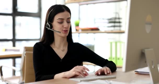 Seriöser Callcenter Betreiber Drahtlosen Headset Gespräch Mit Dem Kunden Beraterin — Stockvideo