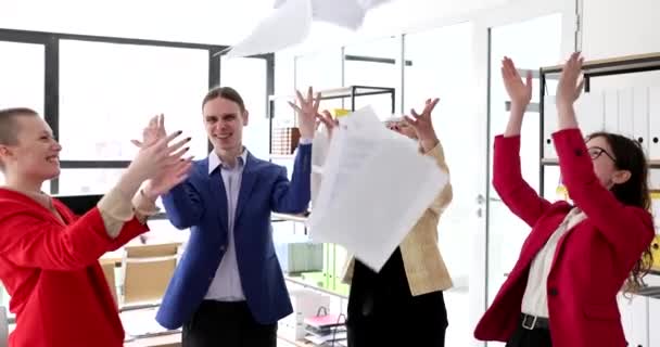 オフィスでの勝利を祝う幸せなビジネスチーム チームワークの成長と財務上の成功 — ストック動画