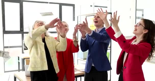 Щаслива Команда Кидає Готівку Пишаючись Хорошим Результатом Роботи Святкування Успіху — стокове відео