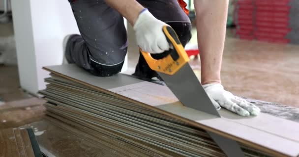 Carpinteiro Com Serra Corta Folha Laminada Instala Piso Renovação Casa — Vídeo de Stock