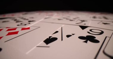 Poker kumarhanesinin kombinasyonu. Siyah poker masası arka planında izole