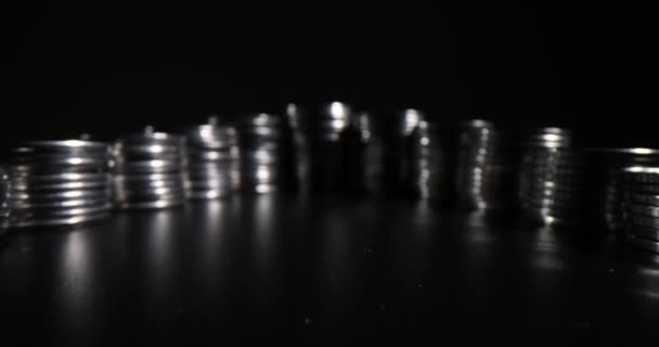 Viele Stapel Münzen Auf Schwarzem Hintergrund Und Finanzkonzept Weltwirtschaftskrise Und — Stockvideo