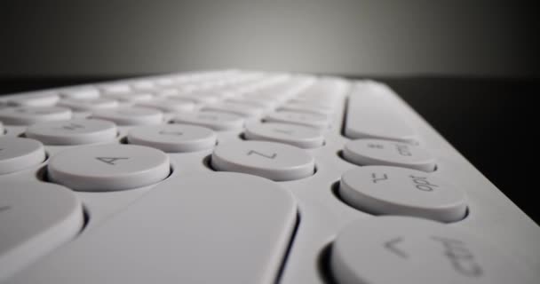 Siyah Arka Planda Beyaz Bilgisayar Klavyesi Bilgisayar Teknolojisi Kavramı — Stok video