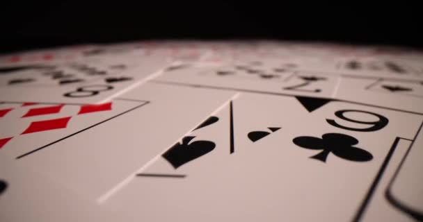 Poker Kumarhanesinin Kombinasyonu Siyah Poker Masası Arka Planında Izole — Stok video