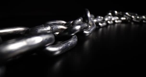 Chromovaný Ocelový Řetěz Kovovým Řetězem Černém Pozadí Koncept Silného Řetězce — Stock video