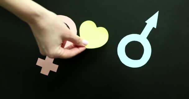 Main Mettant Coeur Papier Entre Icône Féminine Masculine Sur Fond — Video