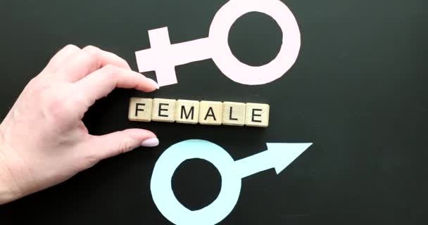 4K映画スローモーションを閉じ性別シンボルの近くの男性に女性の言葉で文字を変更手 セックスチェンジのコンセプト — ストック動画