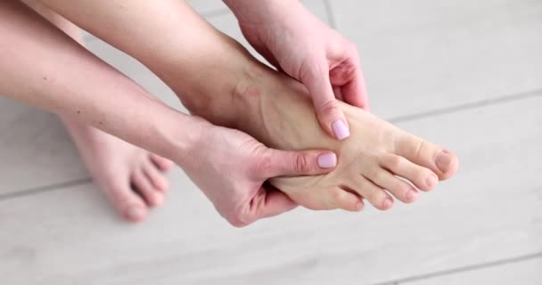 Mulher Fazendo Massagem Nos Pés Com Mãos Casa Closeup Filme — Vídeo de Stock