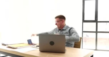 Mutlu erkek işadamı, ofis 4K filminde el sallıyor. Şizofreni belirtileri