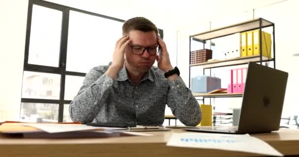 Empresario Gafas Esperando Llamada Mirando Teléfono Móvil Oficina Película Trabajo — Vídeos de Stock