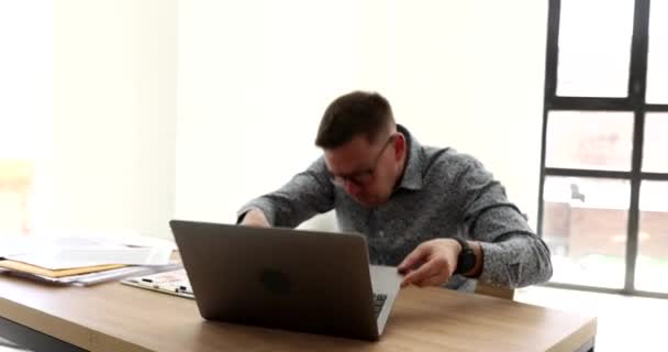 Gözlüklü Bir Işadamı Ofis Filminde Masa Başında Belge Arıyor Evrak — Stok video