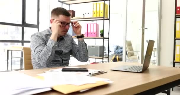 Podnikatel Špatným Zrakem Brýlích Při Pohledu Obrazovku Notebooku Překvapivé Kanceláři — Stock video