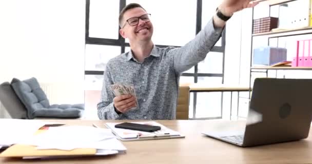 Szczęśliwy Biznesmen Rozrzucający Pieniądze Przy Stole Filmie Biurowym Skuteczna Koncepcja — Wideo stockowe