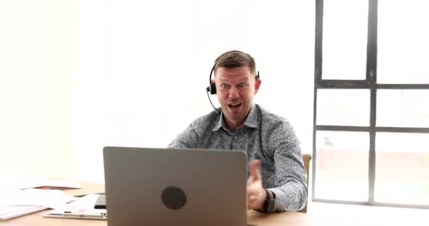 Biznesmen Słuchawkami Słuchawkami Mikrofonem Rozmawiający Klientem Agresją Wpisujący Klawiaturze Film — Wideo stockowe