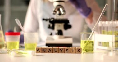 Bilim adamı biyolog, kimya laboratuvarında sarı sıvıyla birlikte matarayı inceliyor. Petrol arıtma endüstrisi kavramında veya idrar analizinde kalite kontrolü