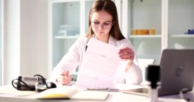 Kardiyolog doktor klinikte kardiyogramı yakından inceliyor. Miyokardiyal enfarktüs riskini tahmin ediyorum.