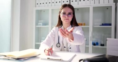 Doktor dostça tıbbi klinikteki hastalara hoş geldin diyor. Hastanede çalışan hemşire ve tıbbi bakım
