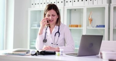 Kardiyolog doktor, klinikteki masada otururken hastayı arar. Terapist ya da hemşire hastanede çalışır ve müşterilerin sorularını telefonda dinler.